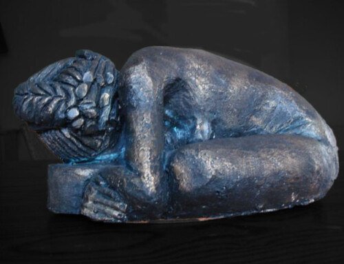 Liggend vrouwenbeeld