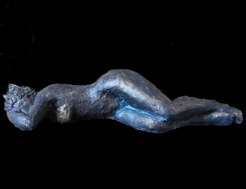 Liggend vrouwenbeeld